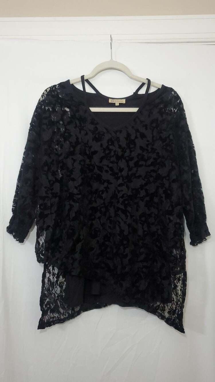 Democracy Black Lace 3/4 Sleeve Sharkbite Hem Top Size M